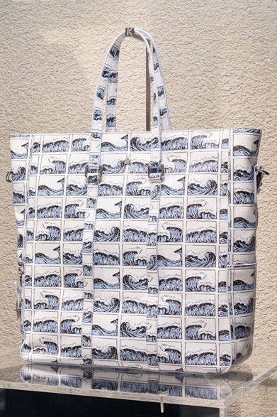 <strong>阪急メンズ東京｜HANKYU MEN’S TOKYO</strong>　4階 インターナショナルクリエイターズ「KENZO（ケンゾー）」<br>日本に1点しかない阪急メンズ東京のみ販売のトートバッグ。17万2200円