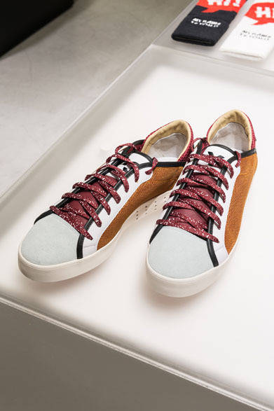 <strong>阪急メンズ東京｜HANKYU MEN’S TOKYO</strong>　4階 インターナショナルクリエイターズ「Y-3（ワイスリー）」<br>スニーカー（D66197 LAVER LOW）2万8875円