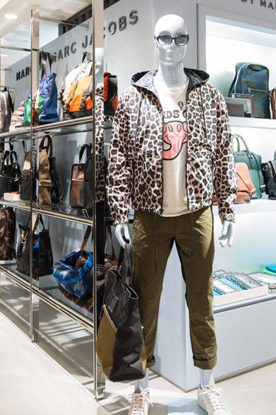 <strong>阪急メンズ東京｜HANKYU MEN’S TOKYO</strong>　4階 インターナショナルクリエイターズ 「MARC BY MARC JACOBS（マークBY マークジェイコブス）」<br>Tシャツ9975円