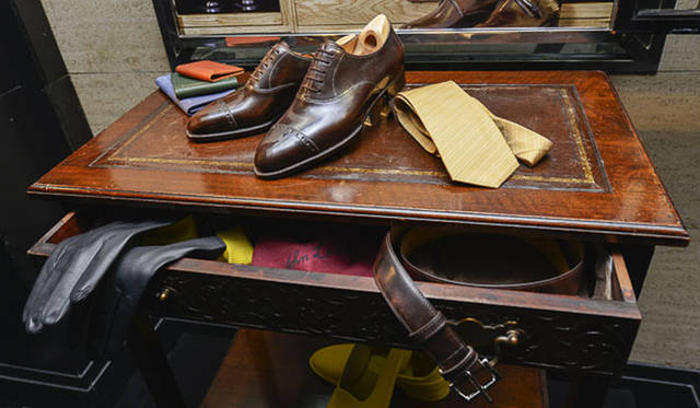 <strong>JOHN LOBB｜ジョンロブ</strong>　「ロンドンコレクション:メンズ」<br>ビスポークでオーダーできる「靴収納専用のチェスト」の前に展示されたビスポークコーナー