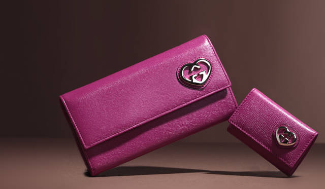 <strong>GUCCI｜グッチ</strong>　ポップな♡モチーフがハッピーを呼ぶ？　バレンタインは心躍る“ハートビート”な新作を<br /><br />左から ウォレット「LOVELY」 7万6650円、キーケース「LOVELY」 3万3600円