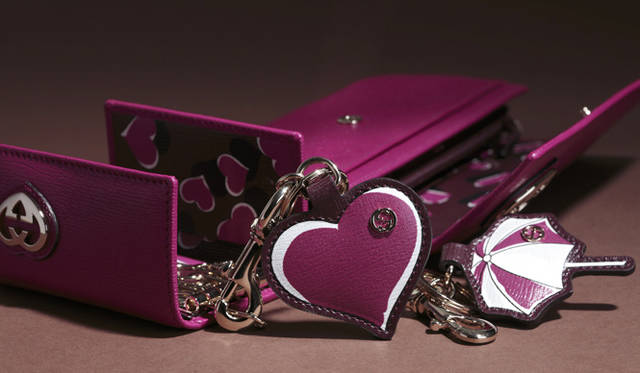 <strong>GUCCI｜グッチ</strong>　ポップな♡モチーフがハッピーを呼ぶ？　バレンタインは心躍る“ハートビート”な新作を<br /><br />キーチャーム 各1万4700円
