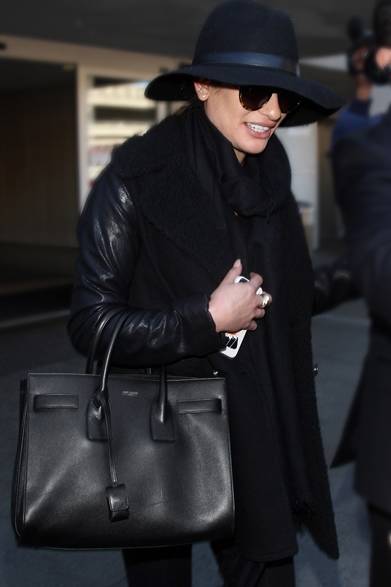 <strong>SAINT LAURENT｜「BABY SAC DE JOUR」が登場</strong><br /><br />リー・ミッシェル<br /><br /><strong>BABY SAC DE JOUR</strong><br />サイズ｜W22×H18×D10cm<br />価格｜19万4250円<br />素材｜カーフスキン<br />カラー｜BLACK、BLEU MAJORELLE、NATURAL、YELLOW FLUO、ORANGE FLUO、LIPSTICK PINK、FOG、PINK FLUO、LIPSTICK RED、BLANC<br /><br />