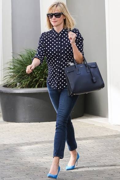 <strong>SAINT LAURENT｜「BABY SAC DE JOUR」が登場</strong><br /><br />リース・ウィザースプーン<br /><br /><strong>BABY SAC DE JOUR</strong><br />サイズ｜W22×H18×D10cm<br />価格｜19万4250円<br />素材｜カーフスキン<br />カラー｜BLACK、BLEU MAJORELLE、NATURAL、YELLOW FLUO、ORANGE FLUO、LIPSTICK PINK、FOG、PINK FLUO、LIPSTICK RED、BLANC<br /><br />