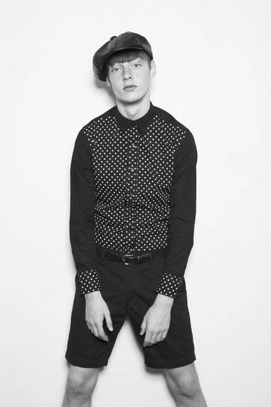 ドットシャツ 1万4000円、チノショーツ 1万4000円、レザーキャスケット 2万円、ベルト 6500円