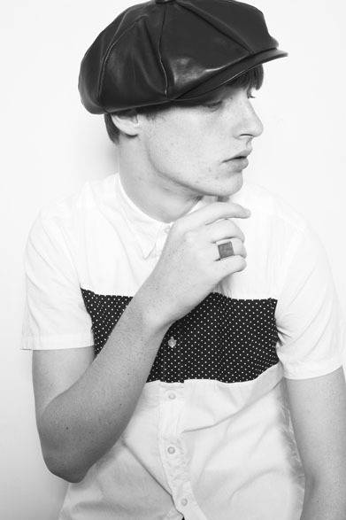 ドットS/Sシャツ 1万3000円、レザーキャスケット 2万円、リング 3万5000円