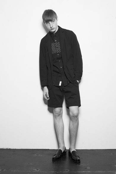 アンコンジャケット 3万3000円、ドットシャツ 1万4000円、チノショーツ 1万4000円