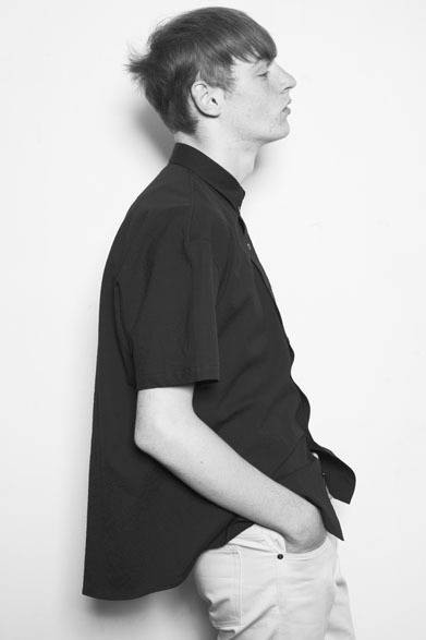 ビッグBDシャツ 2万1000円、コットンサテンパンツ 1万7000円