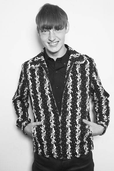 オリジナルアロハギタースイングトップ 3万5000円、トーマスメイソンBDシャツ 1万8000円、サルエルパンツ 2万1000円