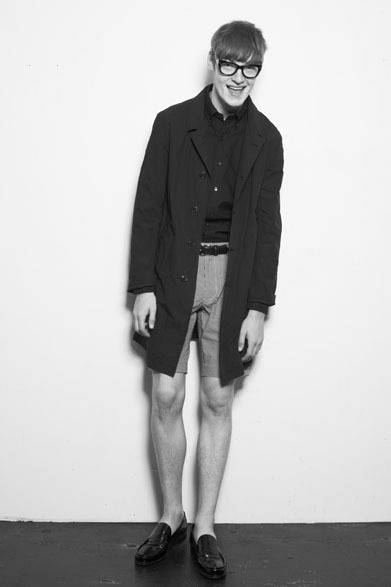 ステンカラーコート 3万8000円、トーマスメイソンBDシャツ 1万8000円、ギンガムチェックショーツ 1万4000円、ベルト 6500円、アイウェア 2万1000円