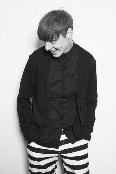 コットンシャツ 1万6000円、コットンカーディガン 1万8000円、ボーダーショーツ 1万4000円