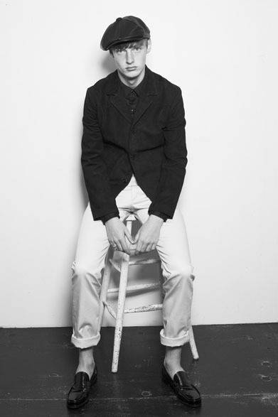 ヌバックレザージャケット 10万円、コットンシャツ 1万6000円、コットンサテンパンツ 1万7000円、レザーキャスケット 2万円、リング 3万5000円