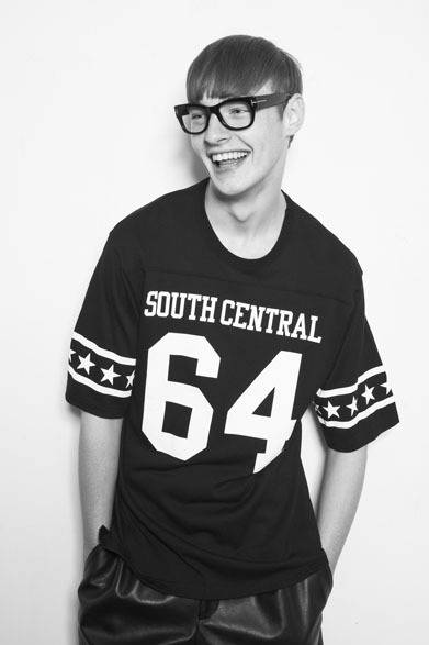 フットボールTシャツ 8500円、レザーショーツ 5万4000円、アイウェア 2万1000円