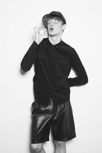 コーデュロイシャツ 1万8000円、レザーショーツ 5万4000円、レザーキャスケット 2万円