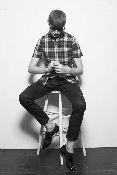 オリジナルチェックS/Sシャツ 1万6000円、コットンサテンパンツ 1万7000円、アイウェア 2万1000円