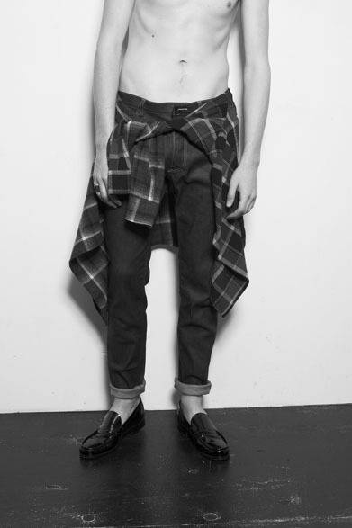 デニム 1万7800円、ウエストクロス 1万2000円、リング 3万5000円