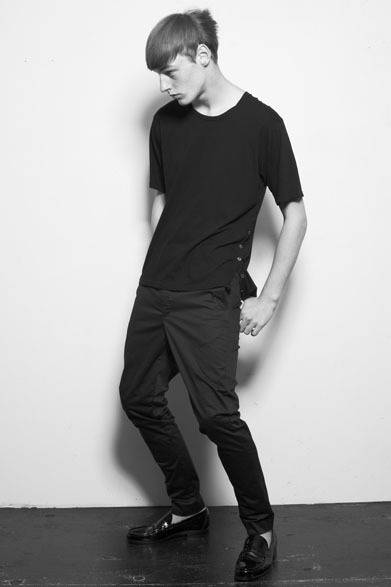 Tシャツ 8000円、サルエルパンツ 2万1000円