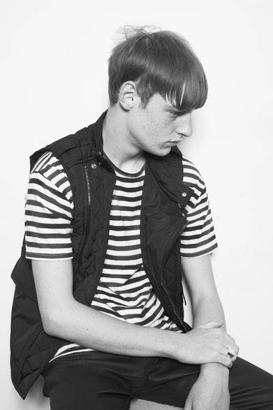 ボーダーTシャツ 9000円、Wライダースベスト 3万5000円、コットンサテンパンツ 1万7000円