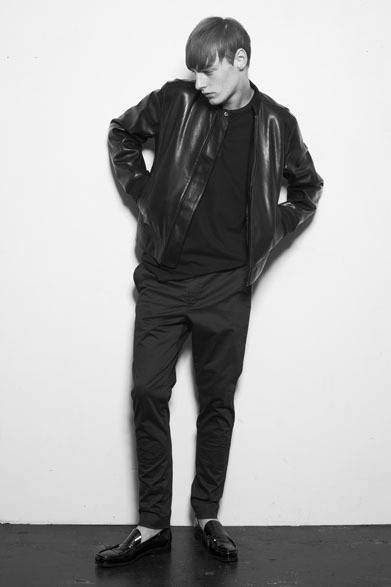 パンチングレザーMA-1 12万円、Tシャツ 8000円、サルエルパンツ 2万1000円