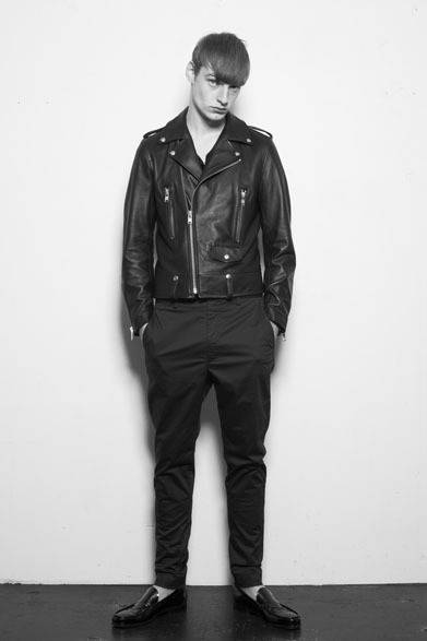 Wライダースレザージャケット 12万円、サルエルパンツ 2万1000円