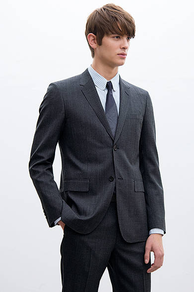 <strong>MARGARET HOWELL｜マーガレット・ハウエル</strong>　ジャケット8万円、シャツ2万9000円、トラウザーズ4万円、ネクタイ1万4000円、ベルト4万6000円（すべてマーガレット・ハウエル）