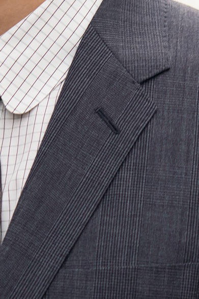 <strong>MARGARET HOWELL｜マーガレット・ハウエル</strong>　FABRIC「SUPERFINE P.O.W（スーパーファイン ピーオーダブル）」<br>ジャケット8万円、シャツ2万9000円、トラウザーズ4万円、ネクタイ1万4000円、ベルト4万6000円（すべてマーガレット・ハウエル）