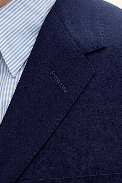 <strong>MARGARET HOWELL｜マーガレット・ハウエル</strong>　FABRIC「SUPERFINE TROPICAL（スーパーファイン トロピカル）」<br>ジャケット8万円、シャツ2万9000円、トラウザーズ4万円、ネクタイ1万4000円（すべてマーガレット・ハウエル）