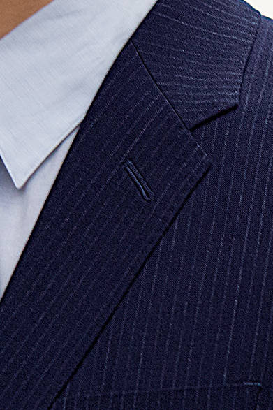 <strong>MARGARET HOWELL｜マーガレット・ハウエル</strong>　FABRIC「SUPERFINE CHALK STRIPE（スーパーファイン チョークストライプ）」<br>ジャケット8万円、シャツ2万9000円、トラウザーズ4万円、ネクタイ1万4000円（すべてマーガレット・ハウエル）