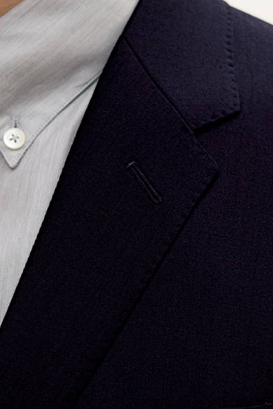 <strong>MARGARET HOWELL｜マーガレット・ハウエル</strong>　FABRIC「SUPERFINE TROPICAL（スーパーファイン トロピカル）」<br>ジャケット8万円、シャツ2万9000円、トラウザーズ4万円、ネクタイ1万3000円、ベルト4万6000円（すべてマーガレット・ハウエル）