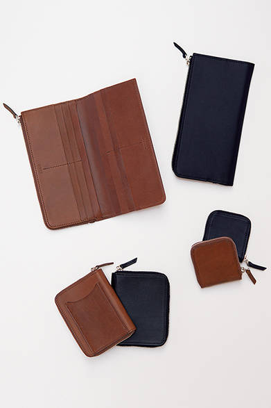 <strong>MARGARET HOWELL｜マーガレット・ハウエル</strong>　上質なシャツ生地を厳選して作られているマーガレット・ハウエルのシャツにふさわしいネクタイコレクション。今シーズンは、シルクリネンのニットタイやコットンシルクのものなど、テーマの“トーンオントーン”を表現できる色と柄を揃える。このほかにスーツと共地のネクタイなども展開している。ネクタイ左から、1万3000円、1万4000円、1万3000円、1万4000円（すべてマーガレット・ハウエル）