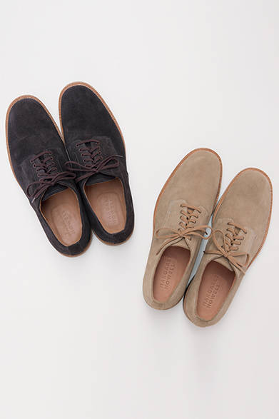 <strong>MARGARET HOWELL｜マーガレット・ハウエル</strong>　毎シーズン進化をつづけているポーターとのコラボレーション。2014春夏は、毎日使えるスモールレザーグッズのシリーズが登場。上質なベジタブルタンニングレザーを使用し、使うほどツヤを増していくのも大きな魅力だ。おなじカラーで揃えればスマートに使いこなせること間違いなし。長財布各2万7000円、カードケース各2万4000円、小銭ケース各9000円（マーガレット・ハウエル）