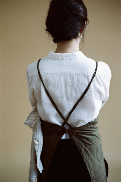 リネン スケッチングシャツ ロングスリーブ1万3000円、クロスドリネン ミクシングエプロン7000円