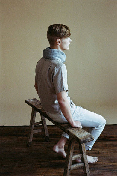 リネン ダンガリースケッチングシャ ショートスリーブ1万4500円、コットン ドリフティングスカーフ5600円