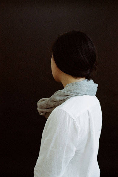 リネン スケッチングシャツ ショートスリーブ1万3000円、コットン ドリフティングスカーフ5600円