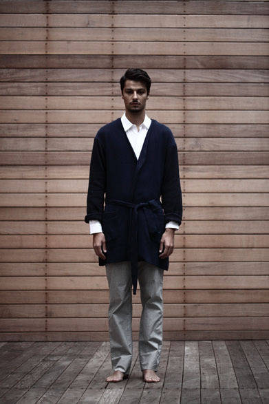 ニットガウン 3万5000円、シャツ 1万9000円、パンツ 2万4000円