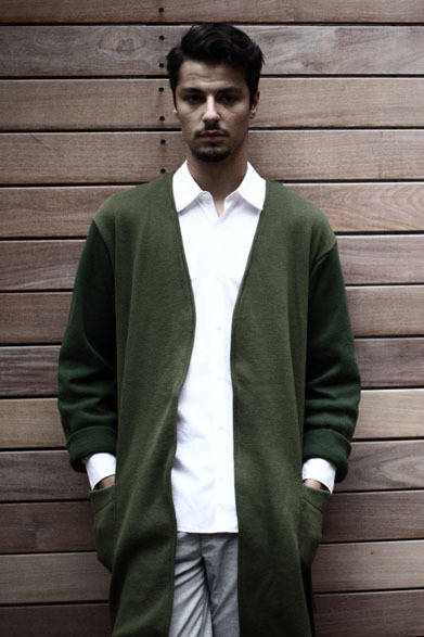 ニットガウン 3万5000円、シャツ 1万9000円、パンツ 2万4000円