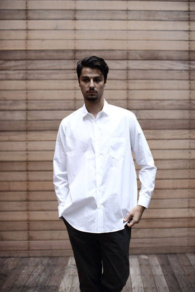 シャツ 1万7800円、パンツ 2万6000円