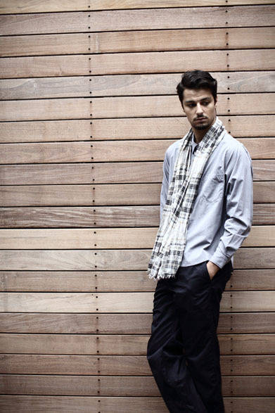 シャツ 2万2800円、パンツ 2万3000円、ストール 8000円、