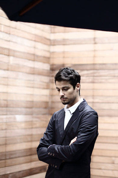 ジャケット4万4000円、シャツ 2万2800円