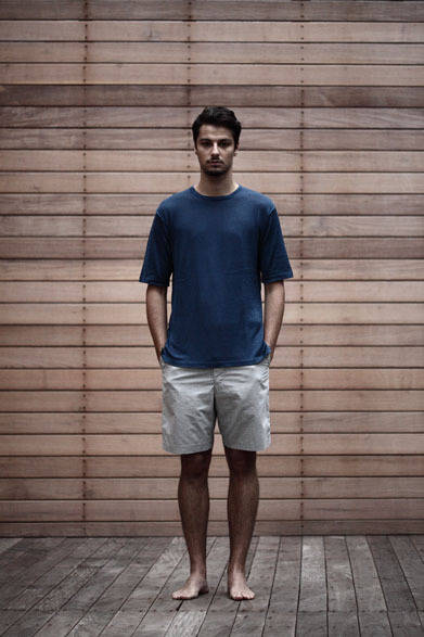 ニットTシャツ 2万3800円、ショートパンツ 2万1000円