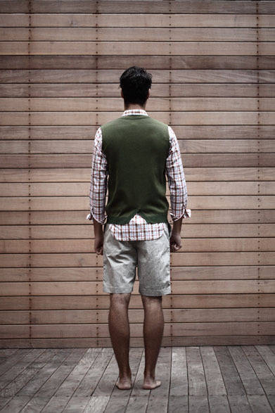 ニットベスト 1万9000円、シャツ 1万8000円、ショートパンツ 2万4000円