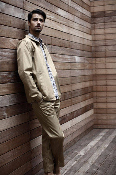 ブルゾン 3万9000円、シャツ 2万円、パンツ 2万3000円 