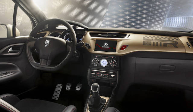 写真は海外仕様。日本仕様は右ハンドル。