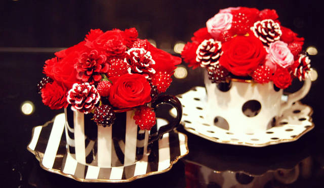 <strong>和気雅美｜FLORALUXE / New York Flower School</strong>　「Franc Franc」で大人気のカップソーサーはドットとストライプの2種類