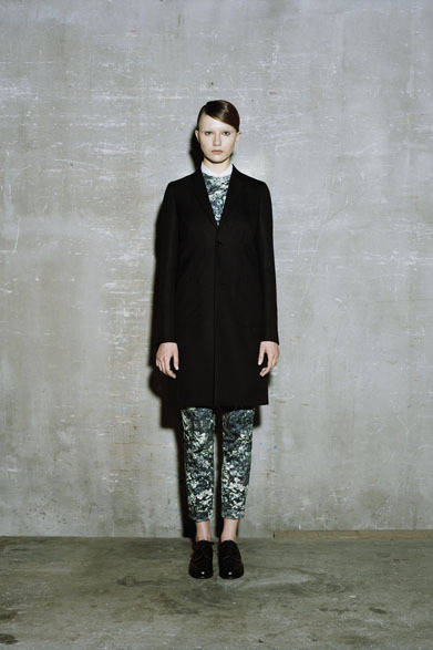 BARATHEA LONG JACKET 8万円、REGULAR COLLAR 9000円、CAMO NO-SLEEVE T-SHIRT 1万4000円、CAMO WORK PANTS 2万8000円、OXFORD SHOES 8万5000円（以下すべて税抜価格）