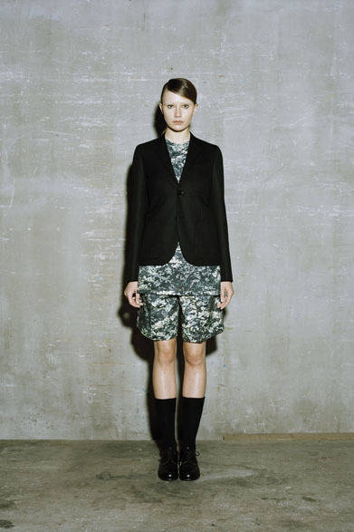 BARATHEA JACKET 7万円、CAMO NO-SLEEVE T-SHIRT 1万4000円、CAMO WORK HALF PANTS 2万6000円、CAMO WORK APRON 1万2500円、SOX 3800円、OXFORD SHOES 8万5000円