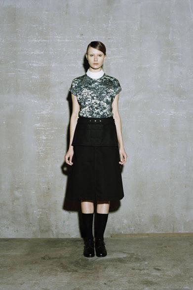 CIRCLE COLLAR 9000円、CAMO NO-SLEEVE T-SHIRT 1万4000円、WORK SKIRT 1万7000円、WORK APRON 8500円、SOX 3800円、OXFORD SHOES 8万5000円