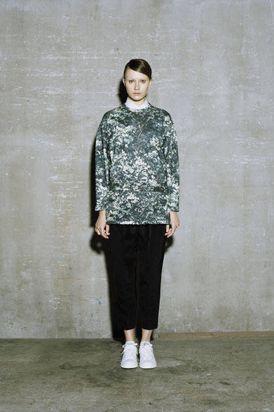 REGULAR COLLAR 9000円、CAMO SWEAT LONG SLEEVE SHIRT 2万8000円、DOUBLE CLOTH PANTS 3万6000円、CAMO WORK APRON 1万2500円