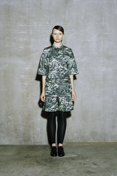 CAMO BIG T-SHIRT 1万8000円、CAMO WORK HALF PANTS 2万6000円、CAMO WORK APRON 1万2500円、LEGGINGS 9000円、OXFORD SHOES 8万5000円