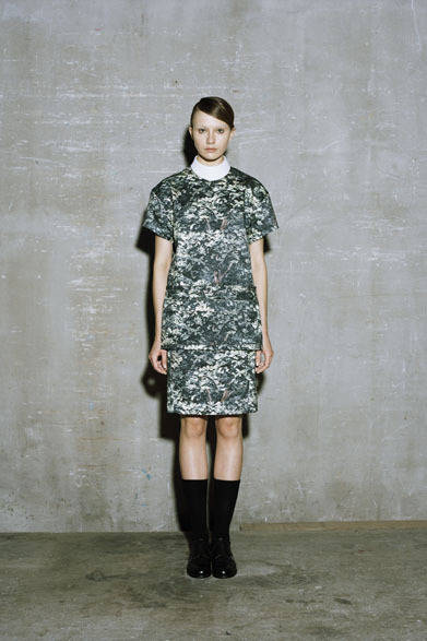CAMO DRESS 4万円、CIRCLE COLLAR 9000円、CAMO WORK APRON 1万2500円、SOX 3800円、OXFORD SHOES 8万5000円